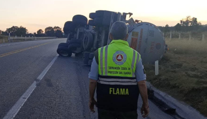 Más de 16 horas cumple cierre de autopista Amozoc-Perote tras volcadura de pipa