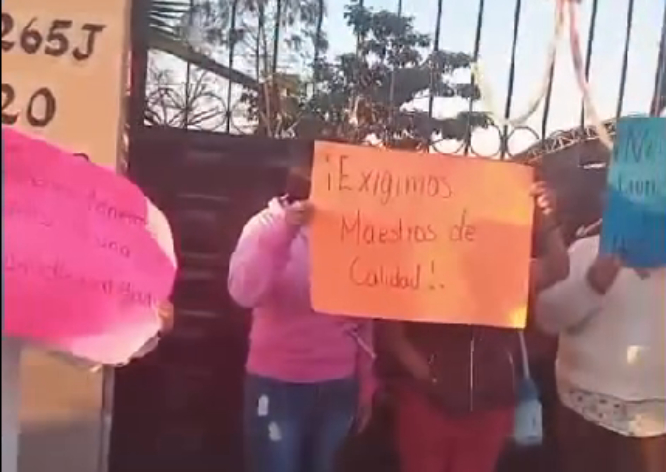 Padres de familia cierran secundaria en Huehuetlán ante falta de maestro