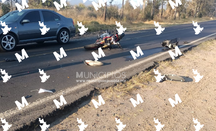 Motociclista sale herido tras chocar con auto en la federal México-Puebla