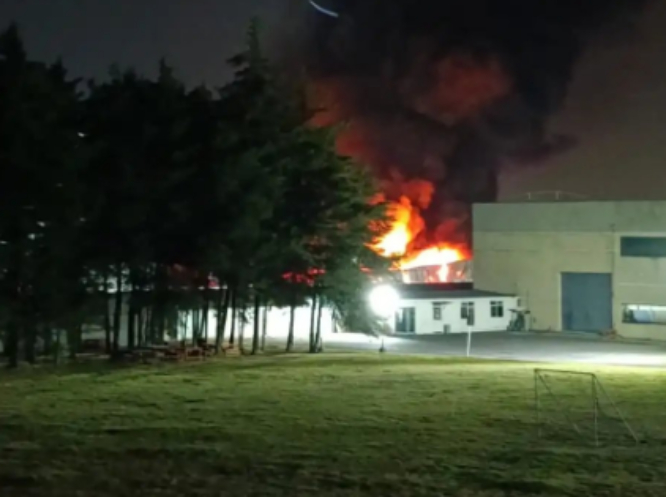 Se registra fuerte incendio en recicladora de Chachapa en Amozoc