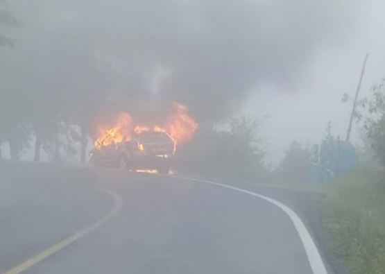 Camioneta se incendia en la Acuaco-Zacapoaxtla 