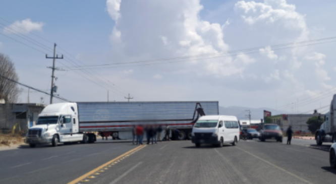 Tractocamión arrolla y mata a motociclista en Tecamachalco 