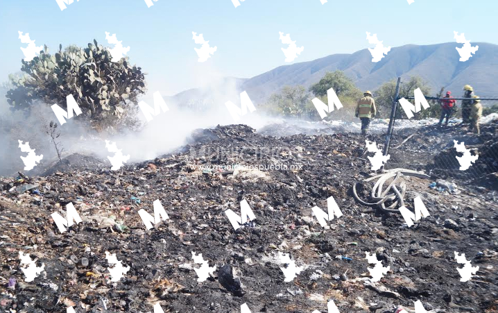 Cuerpos de emergencia sofocan incendio en tiradero clandestino de Tecamachalco 