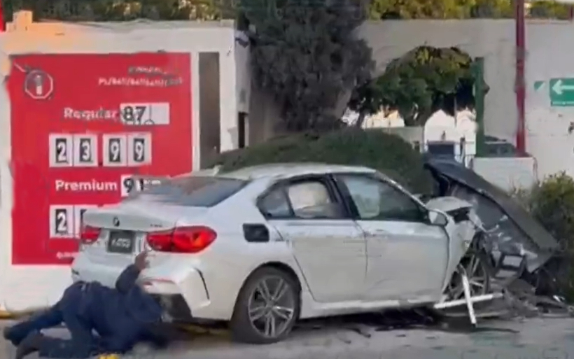BMW se estampa contra muro de gasolinera One en la recta a Cholula