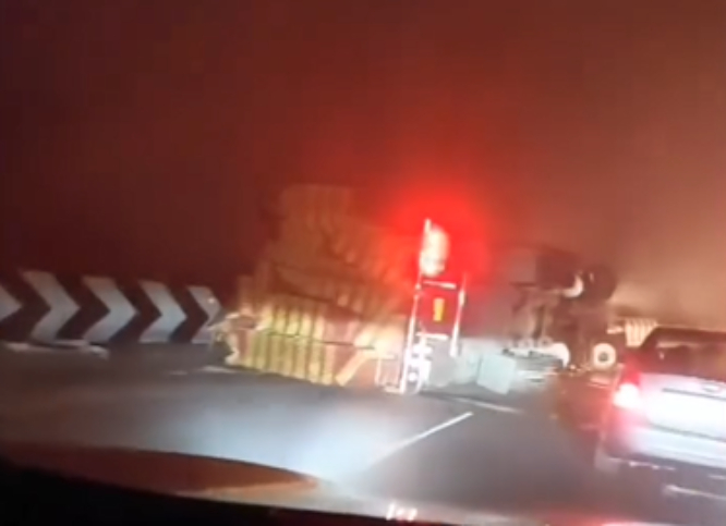 Volcadura de tractocamión mantuvo cerrada la Puebla-Orizaba en la madrugada