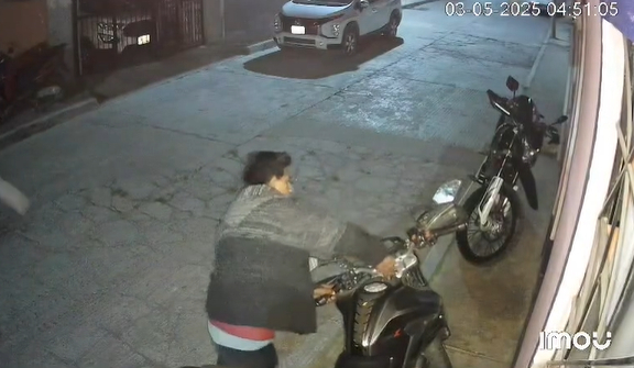 VIDEO Intentó robarse una moto en Zacatlán pero no pudo arrancarla