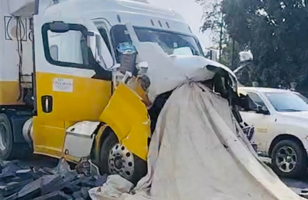 Accidente entre tráiler y camión de carga provoca caos vial en la vía Atlixcáyotl