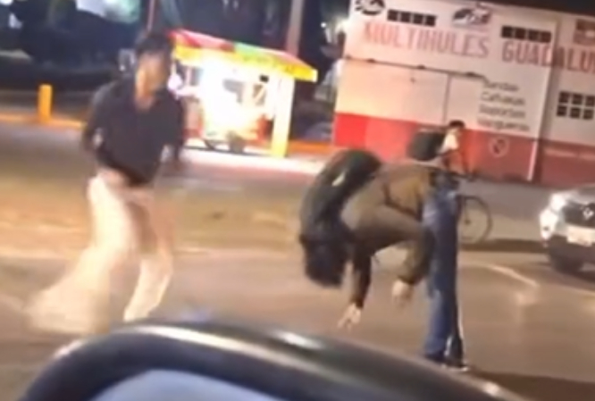 VIDEO Conductor de Mustang noquea a un motociclista en Cholula