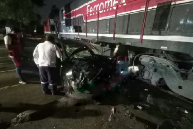 Tren destroza auto esta madrugada sobre bulevar 18 de Noviembre