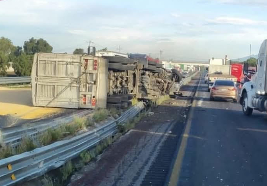 Volcadura de tráiler cargado con maíz provoca tráfico en la Puebla-Orizaba