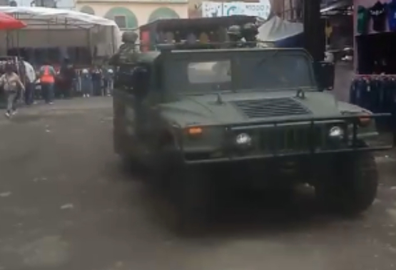 Realizan operativo para evitar robos a compradores que arriban al tianguis de Texmelucan
