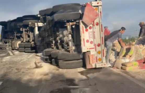 Se vuelca tráiler en la Puebla–Tehuacán; reportan un lesionado