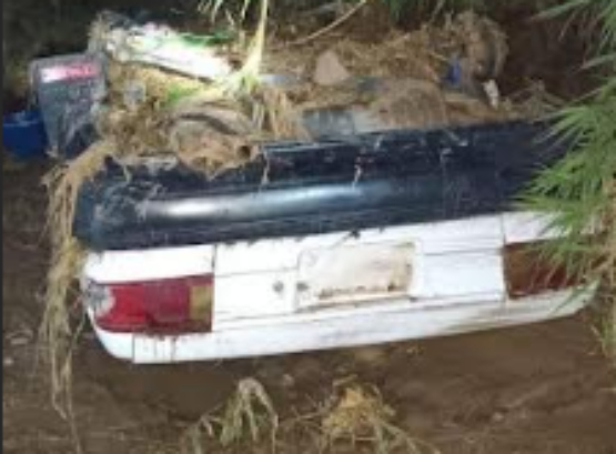 Corriente de agua arrastra un automóvil en San Pedro Yeloixtlahuacan