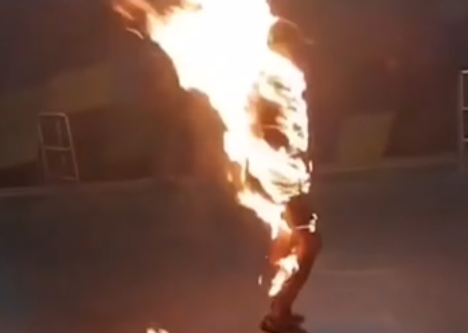 VIDEO Hombre se prende fuego en estación del metro de Sao Paulo