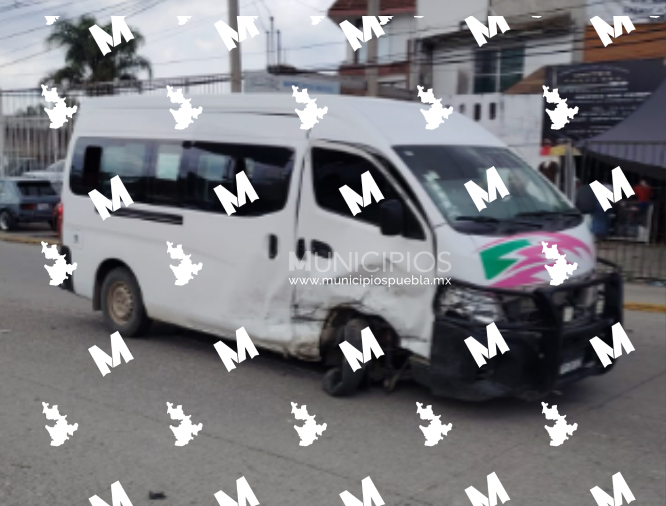 Choque entre auto y combi en Amozoc deja 7 lesionados