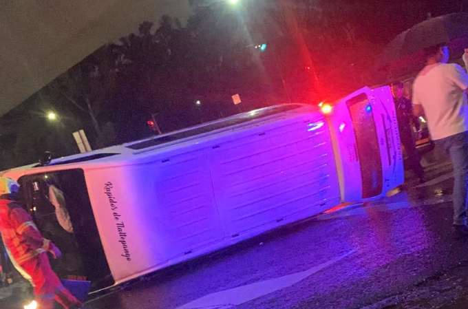 Volcadura de transporte público en la Calzada Zaragoza deja al menos 11 lesionados