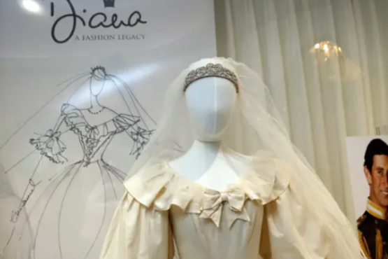 Subastarán más de 100 prendas icónicas de la princesa Diana 