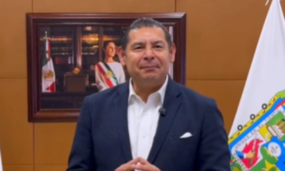 Alejandro Armenta felicita a los padres poblanos en su día
