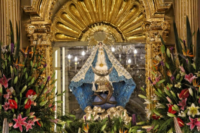 Floricultores reciben a la Virgen de los Remedios en San Pedro Cholula