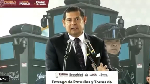 Alejandro Armenta entrega 100 patrullas y 10 torres de vigilancia en Puebla