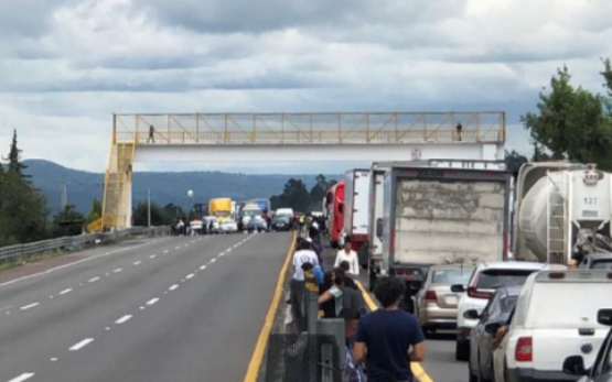 Cierran la México-Puebla a la altura de Tlahuapan en demanda de pago de indemnizaciones