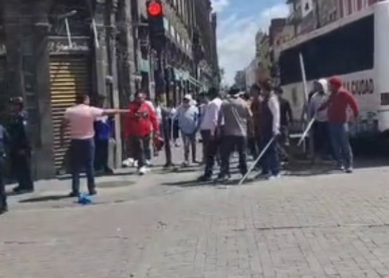 VIDEO Ambulantes se enfrentan con palos y piedras con personal de Vía Pública de Puebla
