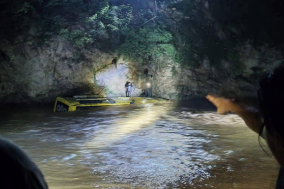 Autobús de la línea Oro cae a río en Guerrero: hay tres muertos y 16 rescatados