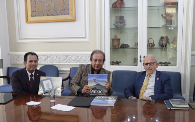 Recibe Congreso del Estado réplica de la Constitución de 1824 