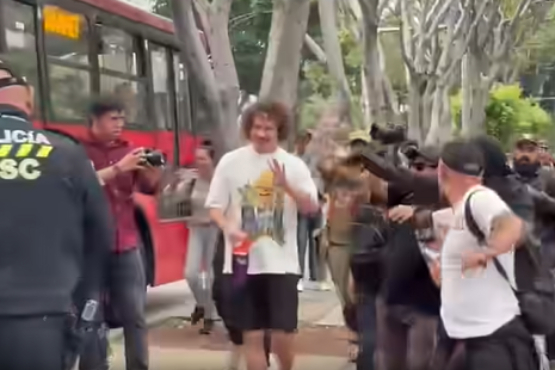 Agreden a Luisito comunica verbalmente en protesta contra gentrificación en la CDMX