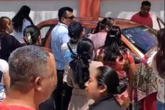 Sale corriendo párroco para evadir destitución del Comité de Fiestas Patronales en Texcala
