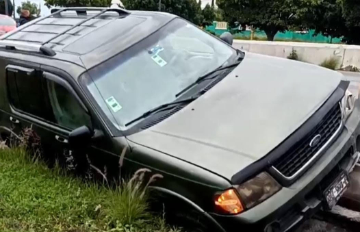 Cae camioneta a la cuneta sobre Periférico-Ecológico 