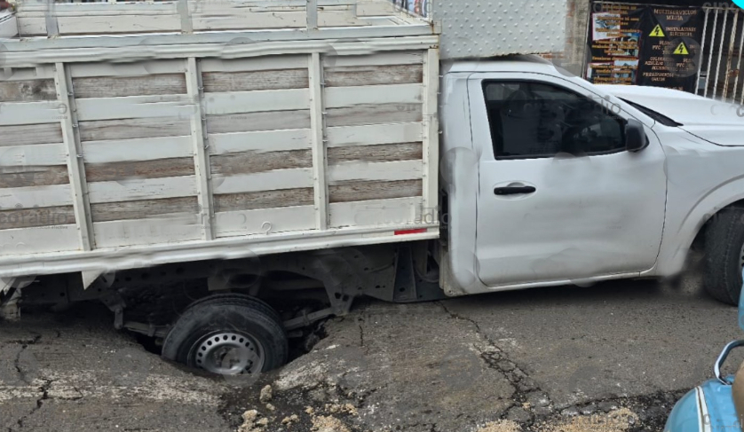 Camioneta se va a megabache en San Ramón