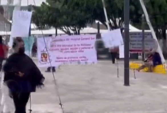 Personal de salud se manifiesta en el Complejo Médico del Sur del IMSS en Puebla