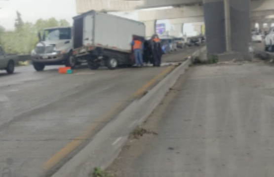 Camioneta se impacta contra pilar en la México–Puebla