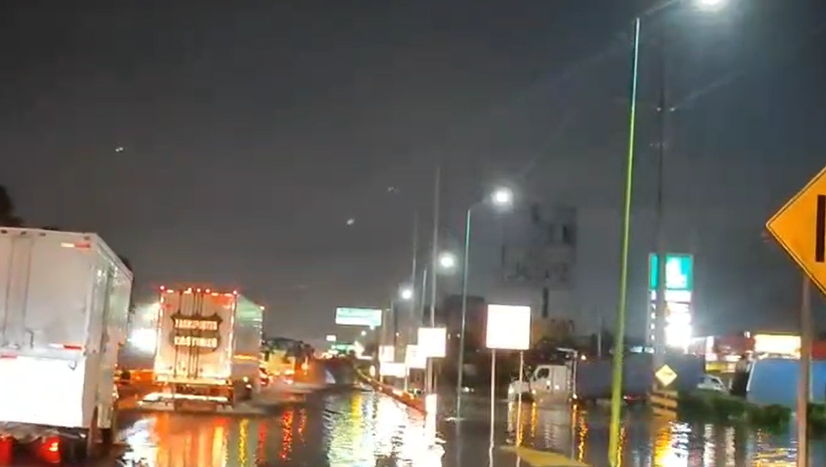 Inundación en la México-Puebla causa caos vial en San Francisco Ocotlán, Coronango