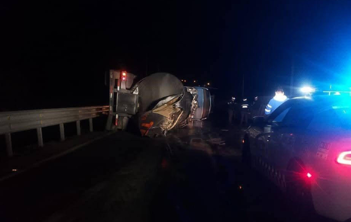 Volcadura de tracto camión en Cumbres de Maltrata deja cierre de autopista 