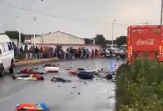 Choque entre camión refresquero y combi deja 5 muertos en San Nicolás Buenos Aires