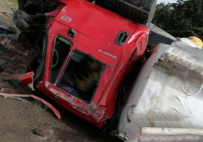 Pipa de agua intenta ganarle el paso al tren y termina volcada en Puebla