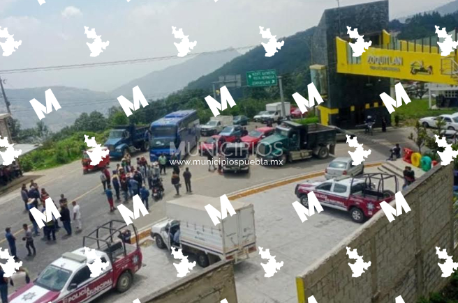 Bloquean carretera Coxcatlán-Zoquitlán por robos de vehículos durante fiesta patronal