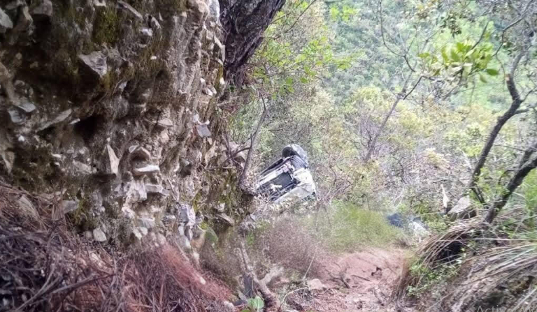 Camioneta cae a barranco y deja 5 lesionados en carretera Azumbilla-Vicente Guerrero 