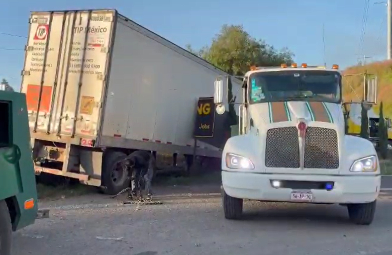 Tráiler se sale del camino en el Periférico Ecológico y reduce carriles