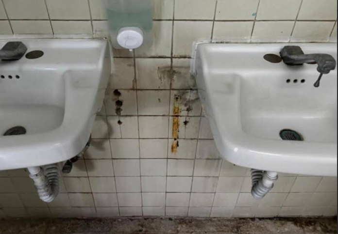 Trabajadores del IMSS Tehuacán denuncian condiciones lamentables en sanitarios y vestidores