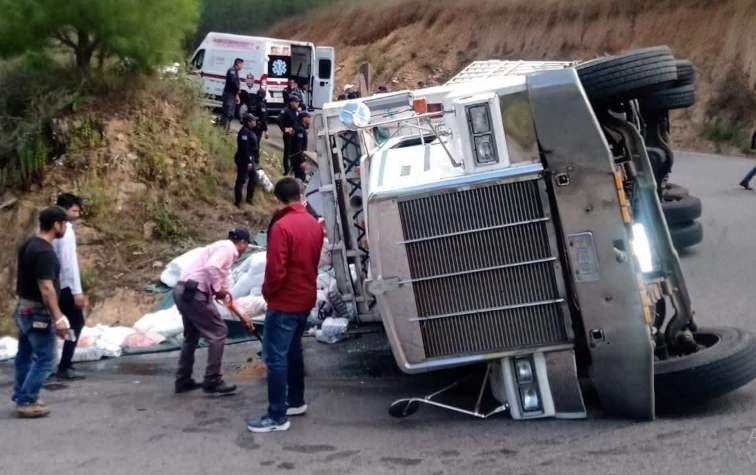 Volcadura de tracto camión en carretera Zautla-Tenextatiloyan deja tres lesionados 