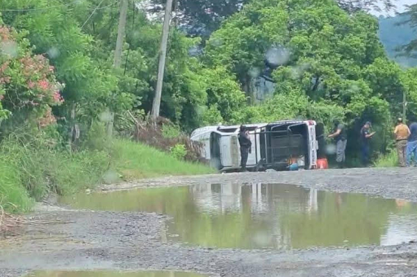 Vuelca patrulla municipal de Venustiano Carranza; solo daños materiales 