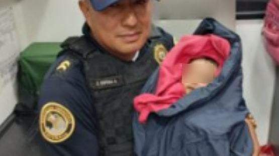 Cae pareja que abandonó a bebé sobre la vía pública en la CDMX