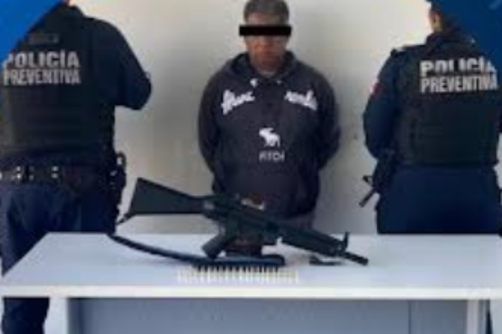 Policía detiene a sujeto con arma larga en calles de Atlixco