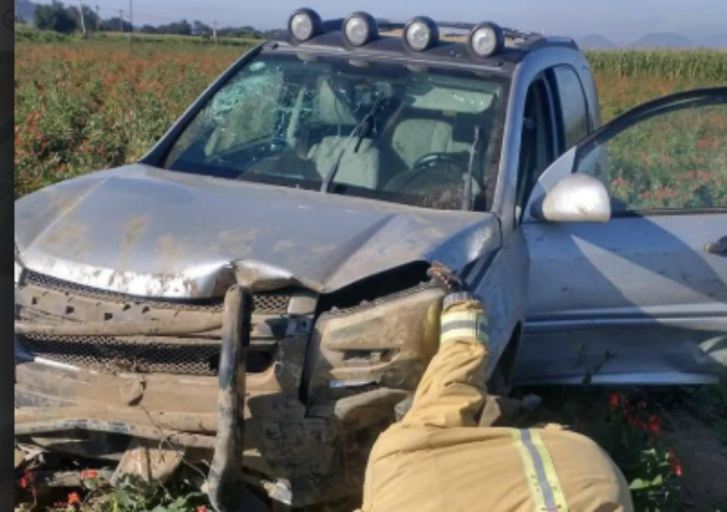 Camioneta se accidenta al tratar de esquivar bache en carretera Serdán-Tlachichuca