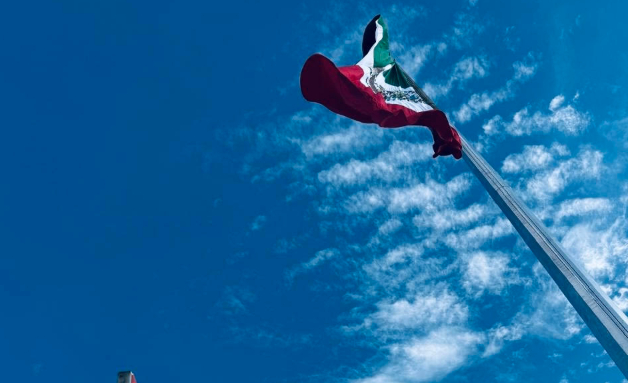 Atlixco realiza izamiento de la bandera monumental