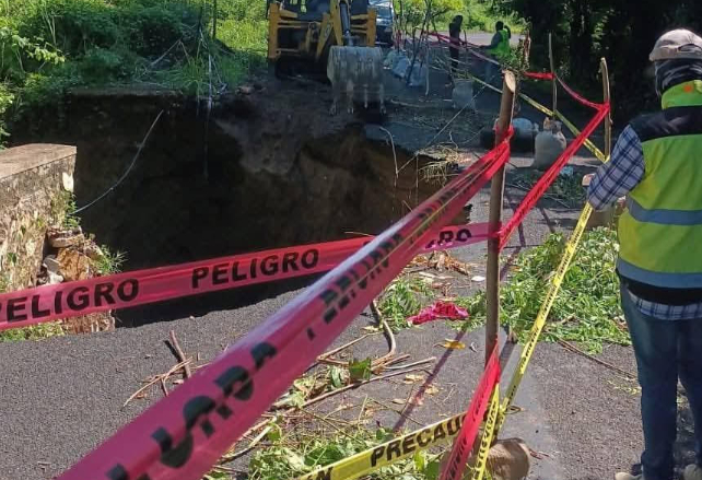 Lluvias forman socavón en carretera Zanzontla-Acateno 