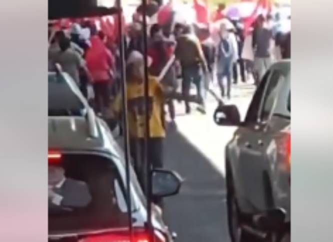 VIDEO Antorcha cierra la México-Puebla en protesta contra corte de luz de la CFE